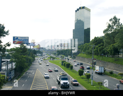El Salvador. La ville de San Salvador. Proceres de Boulevard. Banque D'Images