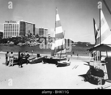 Géographie / voyages, Mexique, Acapulco, plages, gens et bateaux à la plage, 1960, Banque D'Images