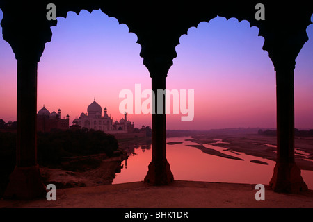 La rivière Yamuna et Taj Mahal pans au crépuscule Banque D'Images