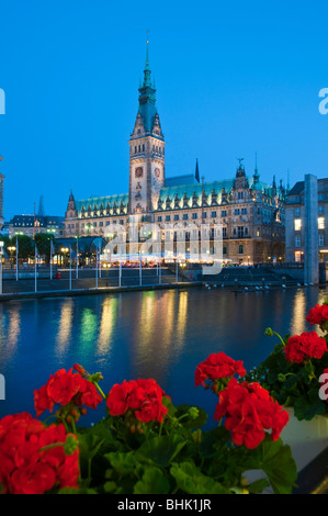 Rathaus, Kleine Alster (Alster) bei Daemmerung, Hamburg, Deutschland | Guild Hall, Kleine Oase garni au crépuscule, Hambourg, Allemagne Banque D'Images