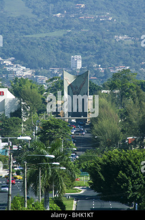 El Salvador. La ville de San Salvador. Avenue de la Révolution. Banque D'Images
