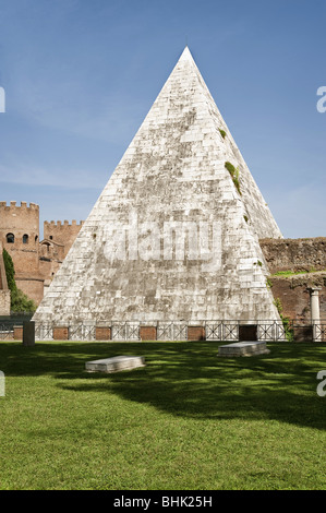 La pyramide sur la Piazza della Repubblica. Rome, Italie. Banque D'Images