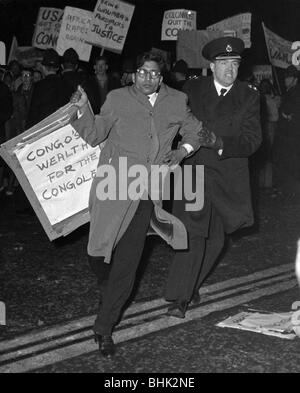 Géographie / voyages, Grande-Bretagne, politique, démonstations, manifestation pro-Congo devant l'ambassade belge, Eaton Place, Londres, démonstrateur arrêté, 19.2.1961, Banque D'Images