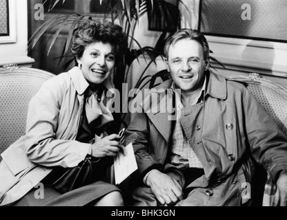 Anne Bancroft (1931- ) et Anthony Hopkins (1937- ) sur l'ensemble de '84 Charing Cross Road", 1985. Artiste : Inconnu Banque D'Images