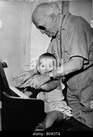 David Ben Gourion (1886-1973) en train d'enseigner le piano à sa petite-fille. Artiste : Inconnu Banque D'Images