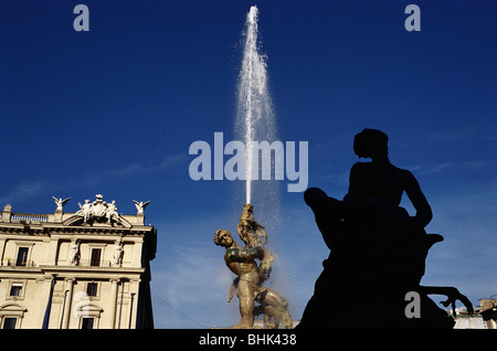 Rome. L'Italie. Fontana delle Naiadi par Mario Rutelli (1901), la Piazza della Repubblica. Banque D'Images