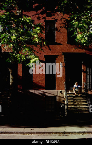 Manhattan, New York, USA. Tôt le matin, West 10th Street Greenwich village. Banque D'Images