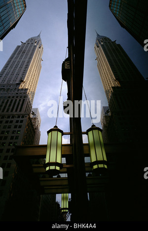 Manhattan, New York, USA. Le Chrysler building compte dans store fenêtre avant. Banque D'Images