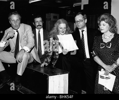 Frederick Forsyth, Robert Winston, le Rabbin Julia Neuberger, Jeffrey Archer, et Sally Oppenheim. Artiste : Sidney Harris Banque D'Images