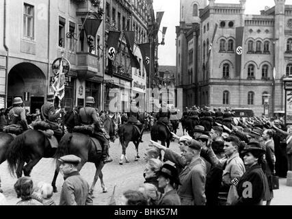 Nazisme / socialisme national, politique, occupation des Sudètes, 1.10.1938 - 10.10.1938, montage de l'unité Wehrmacht dans une ville, accueilli par les citoyens, Banque D'Images