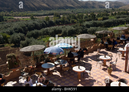 Café restaurant sur le bord de la parc national de Toubkal, Haut Atlas, Maroc. Banque D'Images
