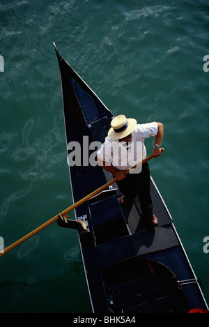 Venise, Italie. Birds Eye View d'un gondolier. Banque D'Images