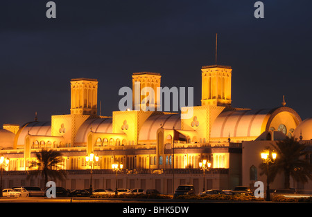 Souk central dans la ville de Sharjah, au crépuscule, Emirats Arabes Unis Banque D'Images