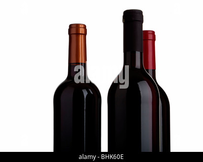 Trois bouteilles de vin rouge, pas d'étiquettes, les moitiés supérieure, isolé sur fond blanc Banque D'Images
