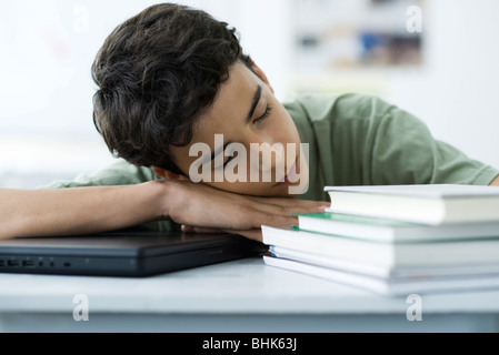 Homme lycéen la sieste au bureau Banque D'Images