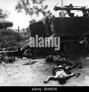 Événements, guerre du Vietnam, corps morts et véhicule militaire détruit après une attaque du Viet Cong contre Phnom Penh, capitale du Cambodge, 7.10.1972, Banque D'Images