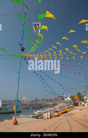 L'Inde, le Kerala, Kovalam, front village Vizhinjam, drapeaux colorés bunting en dehors de St Mary's old fisherman's Church Banque D'Images