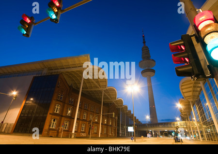 Fernsehturm bei nacht und Messehallen, Hamburg, Deutschland | fair hall et tour de la télévision de nuit, Hambourg, Allemagne Banque D'Images