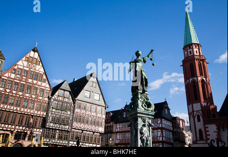 La justice statue fontaine dans Romerplatz. Frankfurt am Main, Allemagne Banque D'Images