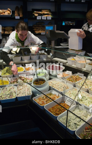 Une épicerie dans le quartier commercial de Frankfurt am Main, Allemagne Banque D'Images