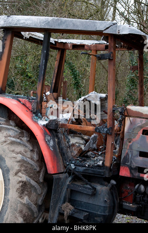 Brûlé dans un tracteur volé campagne lane. Banque D'Images