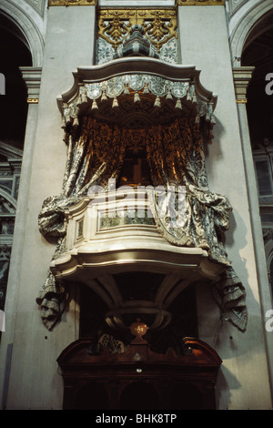 Venise. L'Italie. La chaire en marbre sculpté dans l'église J'ai Gesuiti, Cannaregio. Banque D'Images