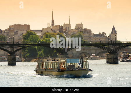 Excursion en bateau SUR LA SEINE, PARIS Banque D'Images