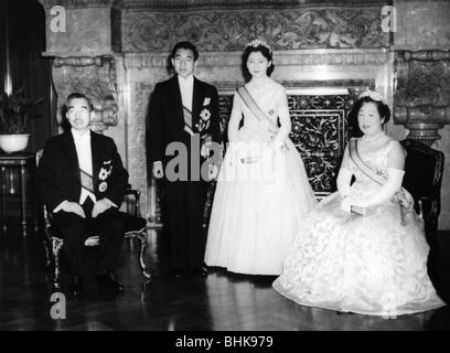 Akihito, * 23.12.1933, Empereur (tenno) du Japon depuis 7.1.1989, pleine longueur, mariage, avec Michiko, 10.4.1959, assis : Empereur Hirohito et Empress Kojun, Banque D'Images