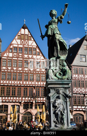 La justice statue fontaine dans Romerplatz. Frankfurt am Main, Allemagne Banque D'Images