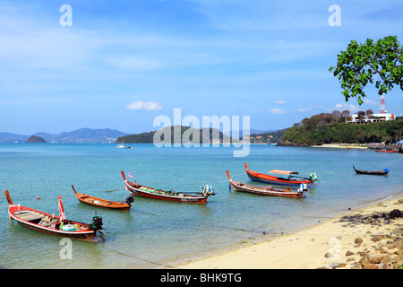 Bateaux Longtail le long de plage près de l'Aquarium de Phuket à Cape Panwa Phuket Thailande Banque D'Images