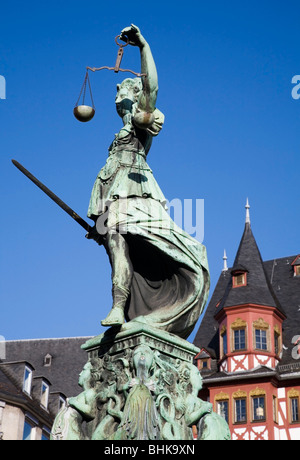 La justice statue fontaine dans Romerplatz. Frankfurt am Main, Allemagne Banque D'Images