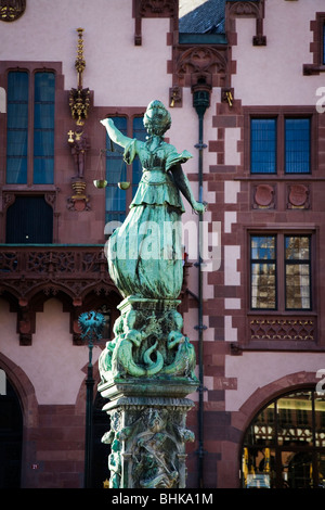 La justice statue fontaine dans Romerplatz. Frankfurt am Main, Allemagne Banque D'Images