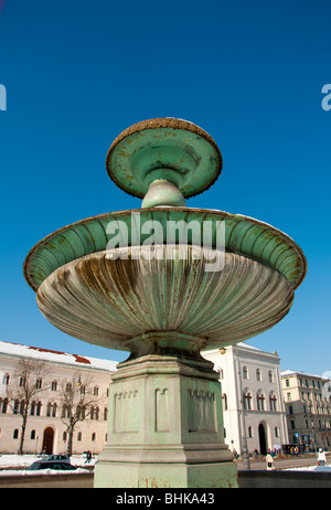 Fontaine de l'université Ludwig Maximilian à Munich, en Allemagne en hiver neige Banque D'Images