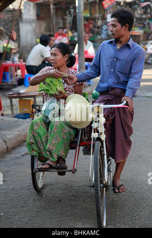 Le Myanmar, Birmanie, Yangon, Rangoon, cyclo, chauffeur avec passager Banque D'Images