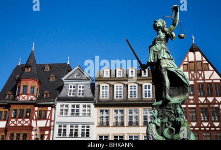 La justice statue fontaine dans Romerplatz. Frankfurt am Main, Allemagne Banque D'Images