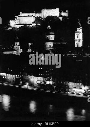 Géographie / voyage, Autriche, Salzbourg, vue sur la ville / paysages urbains, vue sur la rivière Salzach vers le château, vue de nuit, années 60, Banque D'Images