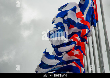 Drapeaux nationaux cubains devant l'intérêt des États-Unis à La Havane, Cuba. Banque D'Images