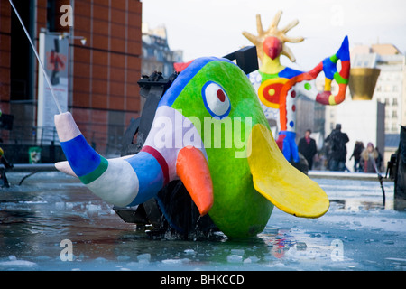 Pièce d'art moderne / sculpture à l'extérieur - dans l'étang / piscines - au musée / centre Pompidou il par temps froid l'hiver. Paris. Banque D'Images