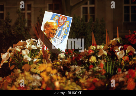 Des fleurs et une photo du Pape Jean Paul II avec un ruban noir, Poznan, Pologne Banque D'Images