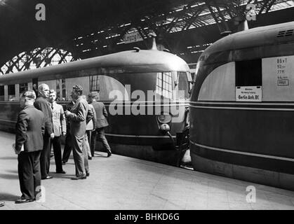 Transport / transport, chemin de fer, locomotives, train diesel DRG classe SVT 877, Deutsche Reichsbahn, produit par WUMAG, en service 1933 - 1957, typ 'Sunich Flyer', gare principale de Leipzig, Allemagne, 5.5.1936, Banque D'Images