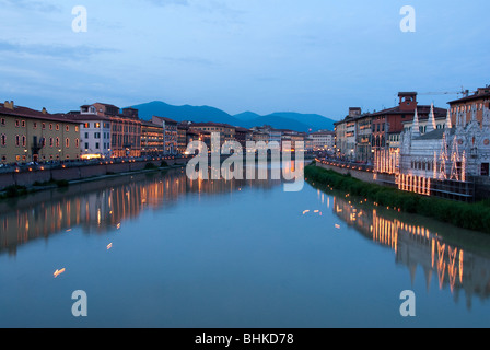 Vue de l'Arno, dans la nuit de l'Luminara di San Ranieri, Pise, Italie Banque D'Images