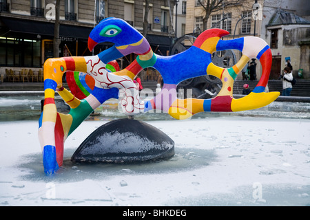 Pièce d'art moderne / sculpture à l'extérieur - dans l'étang / piscines - au musée / centre Pompidou il par temps froid l'hiver. Paris. Banque D'Images