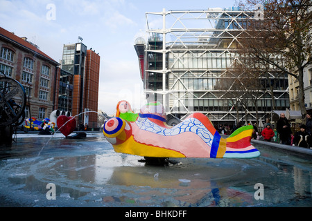 Pièce d'art moderne / sculpture à l'extérieur - dans l'étang / piscines - au musée / centre Pompidou il par temps froid l'hiver. Paris. Banque D'Images