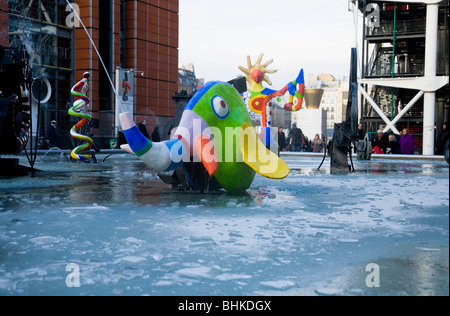 Pièce d'art moderne / sculpture à l'extérieur - dans l'étang / piscines - au musée / centre Pompidou il par temps froid l'hiver. Paris. Banque D'Images