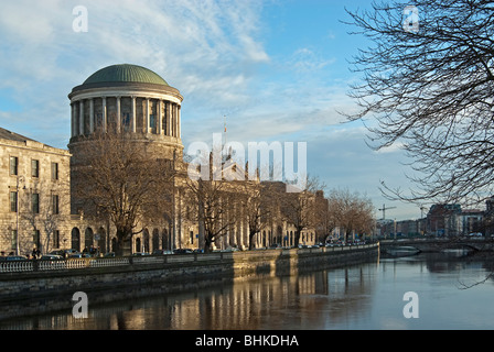 Les quatre tribunaux, Dublin, avec la rivière Liffey Banque D'Images