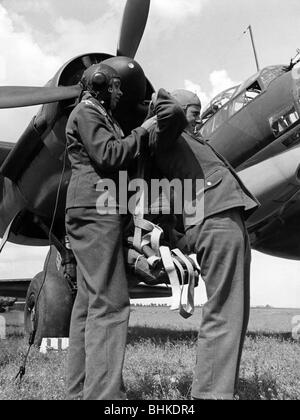 Événements, seconde Guerre mondiale / seconde Guerre mondiale, guerre aérienne, personnes, membres d'équipage d'un bombardier de taille moyenne allemand Ju 88 A 4 se préparant au décollage, vers 1942, Banque D'Images