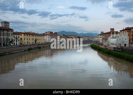 Vue de l'Arno, dans la nuit de l'Luminara di San Ranieri, Pise, Italie Banque D'Images