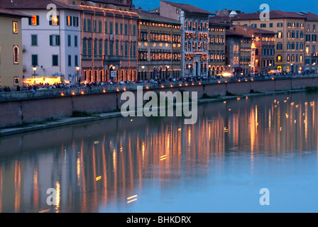 Vue de l'Arno, dans la nuit de l'Luminara di San Ranieri, Pise, Italie Banque D'Images