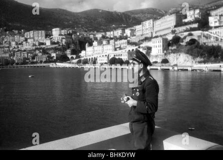 Géographie / voyages, Monaco, politique, occupation italienne et allemande 1942 - 1944, correspondant de guerre allemand Luftwaffe sur la côte, probablement mai 1943, Allemagne, seconde Guerre mondiale, seconde Guerre mondiale, XXe siècle, militaire, uniforme, uniformes, historique, historique, vues sur la ville, paysages urbains, maisons, principauté, demi-longueur, soldat, photographe, Wehrmacht, Third Reich, gens des années 1940 Banque D'Images