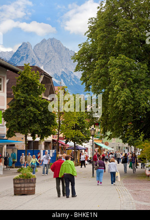 Garmisch-Partenkirchen boutiques dans la rue principale dans le centre-ville de Garmisch, Bavière, Allemagne avec la Zugspitze en arrière-plan Banque D'Images